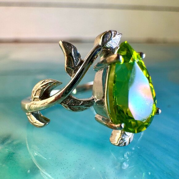 2.18ct Peridot Leaf Ring – Sterling Silver White Gold-Plated Size 5.5 - Picture 5 of 6